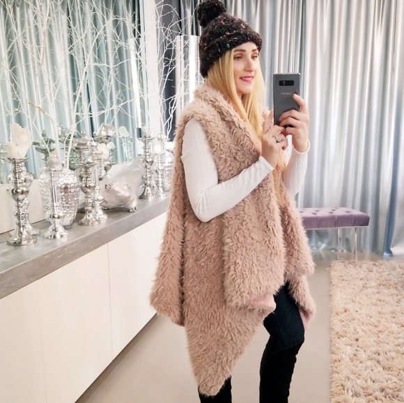 VEST Blush Faux Fur Vest - Picture 3 of 6